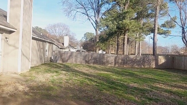 6235 Shade Tree Dr in Bartlett, TN - Foto de edificio - Building Photo