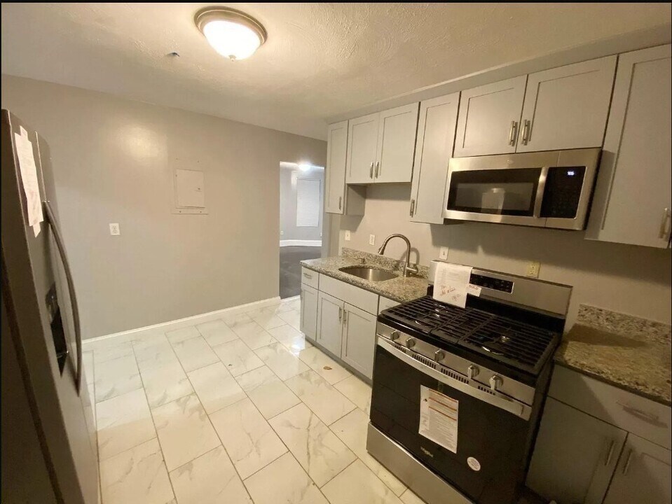 64 Burt St in Boston, MA - Building Photo