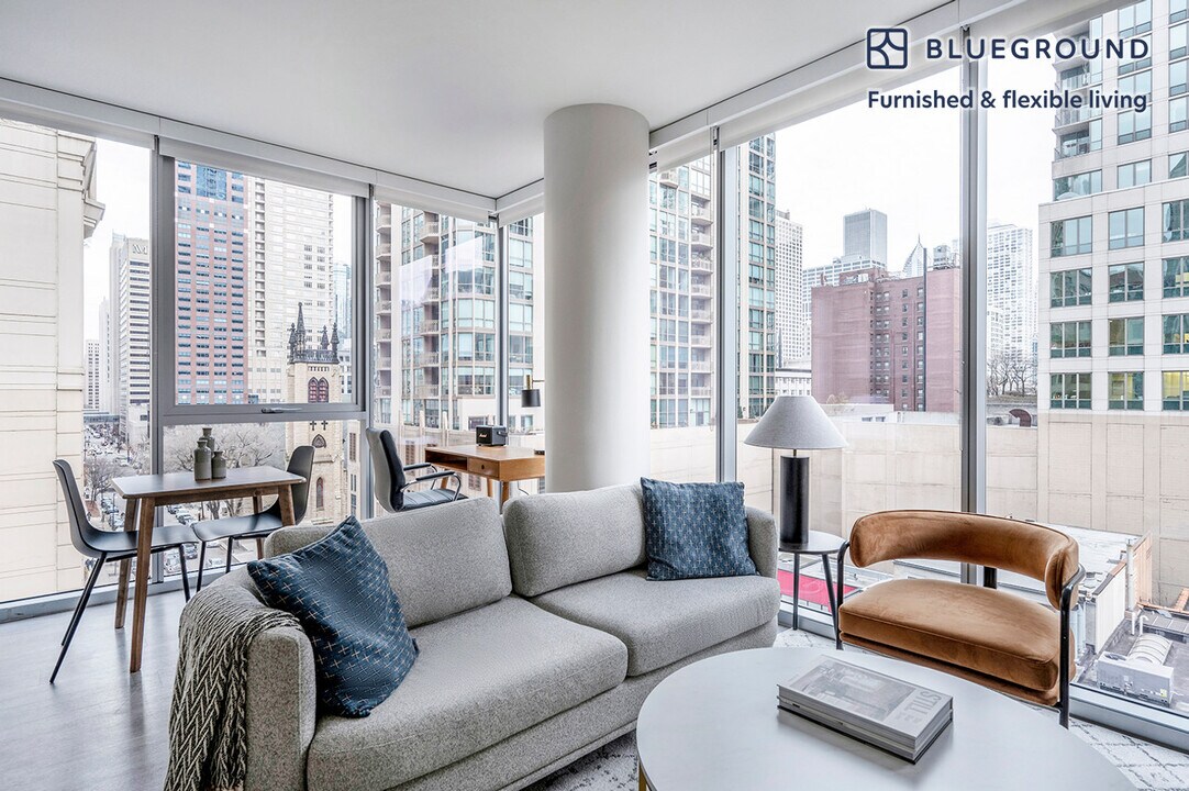 8 E Huron St in Chicago, IL - Building Photo