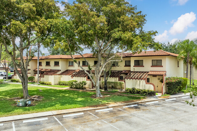 Sunblest Townhomes in Sunrise, FL - Building Photo - Primary Photo