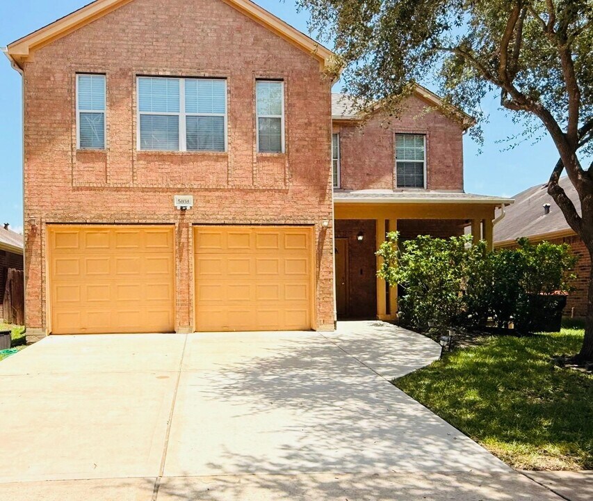 5818 Kenwood in Missouri City, TX - Building Photo