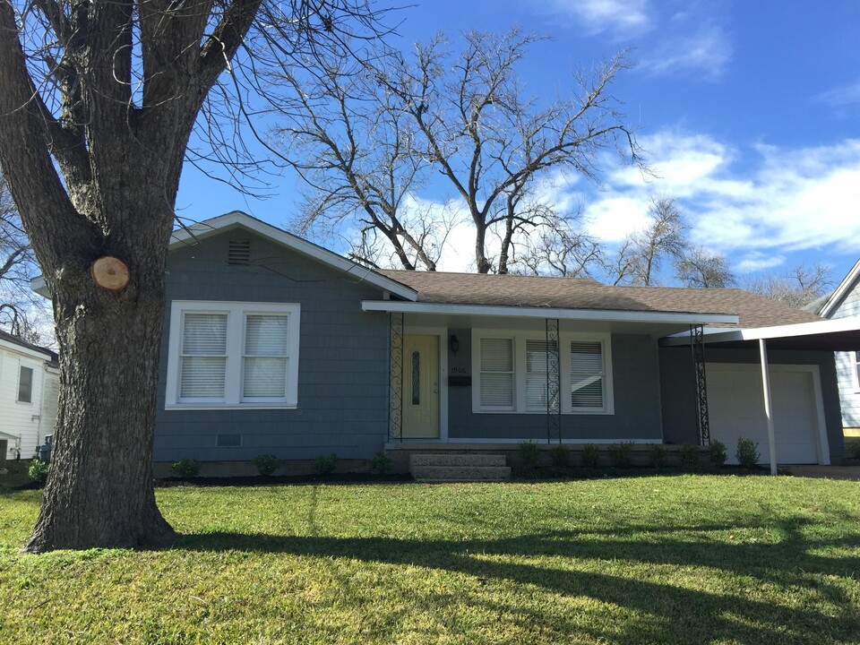 1906 S Park St in Brenham, TX - Building Photo