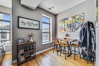 1042 N Orleans St, Unit 2 in Chicago, IL - Building Photo - Building Photo