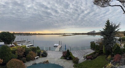 49 Harborview W in Lawrence, NY - Building Photo - Building Photo