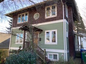 2109 N 39th St in Seattle, WA - Building Photo
