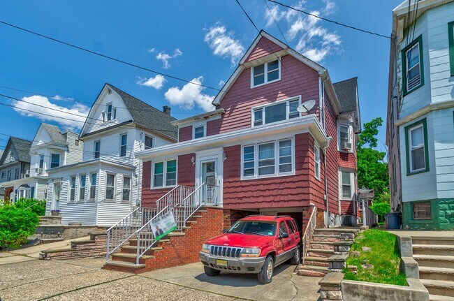 33 E 42nd St in Bayonne, NJ - Building Photo - Building Photo