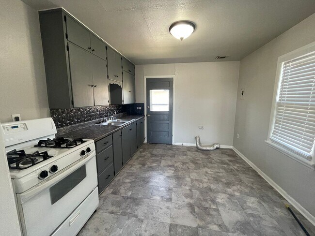 137 SE 1st St in Moore, OK - Foto de edificio - Building Photo