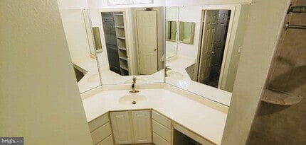 3920 Penderview Dr-Unit -301 in Fairfax, VA - Building Photo - Building Photo