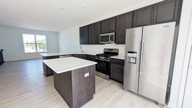 527 Red Oak Cir in Volo, IL - Building Photo - Building Photo