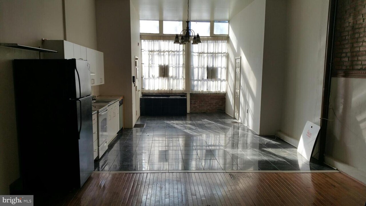 327 Race St-Unit -1A in Philadelphia, PA - Building Photo