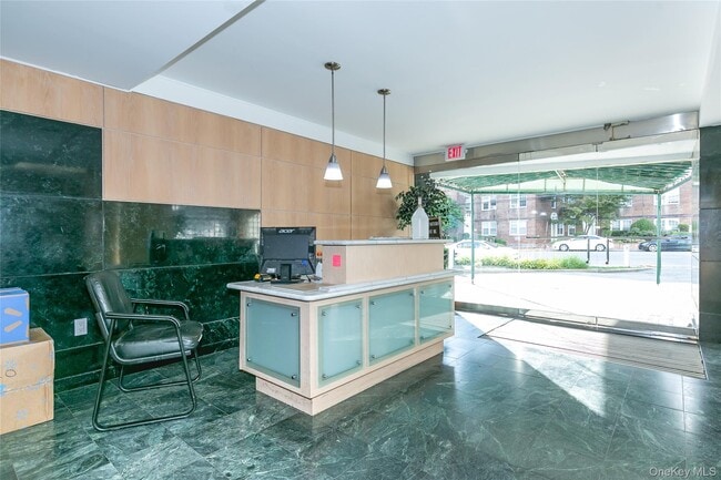 88 Cutter Mill Rd in Great Neck, NY - Foto de edificio - Building Photo