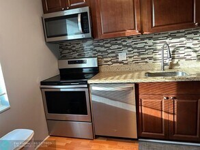 7797 Golf Cir Dr in Margate, FL - Foto de edificio - Building Photo