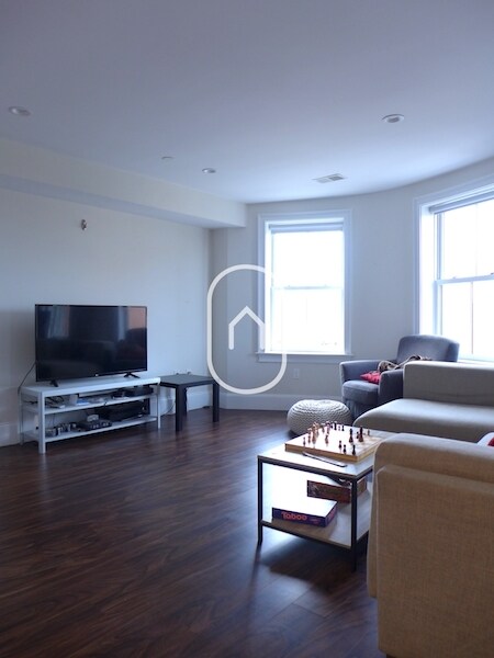 8 Newcomb St in Boston, MA - Building Photo - Building Photo