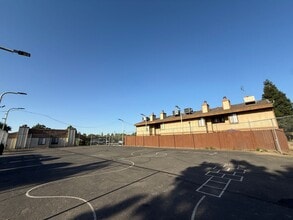 1221 N Peach Ave in Fresno, CA - Building Photo - Building Photo