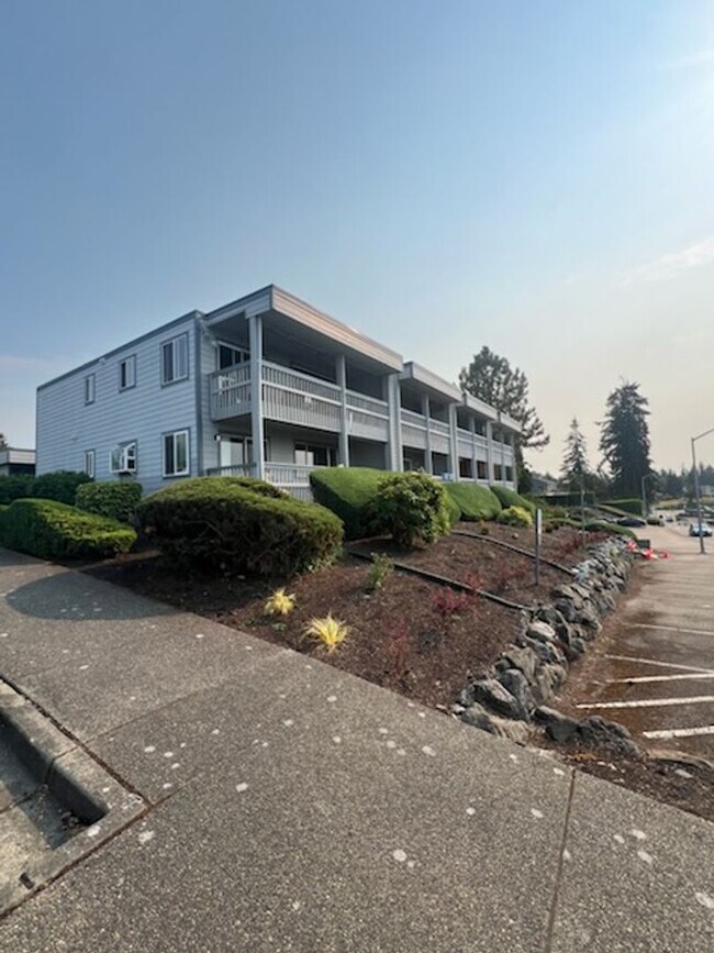 1614 Commercial St in Steilacoom, WA - Building Photo - Building Photo