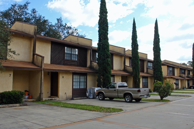 Enchanting House Apartments in Fort Walton Beach, FL - Building Photo - Building Photo