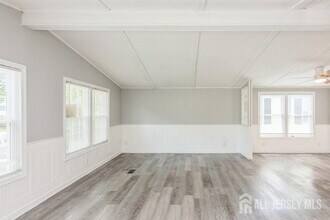 21 Forest Dr in Englishtown, NJ - Foto de edificio - Building Photo