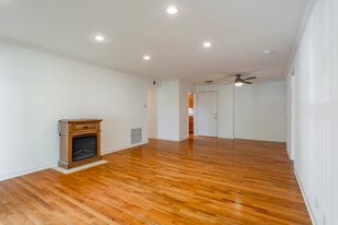 Promenade Apartments in Bolingbrook, IL - Building Photo