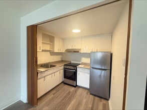 908 Cook St in Victoria, BC - Building Photo - Building Photo