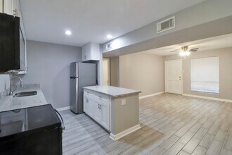 5929 Queensloch Dr in Houston, TX - Building Photo - Building Photo