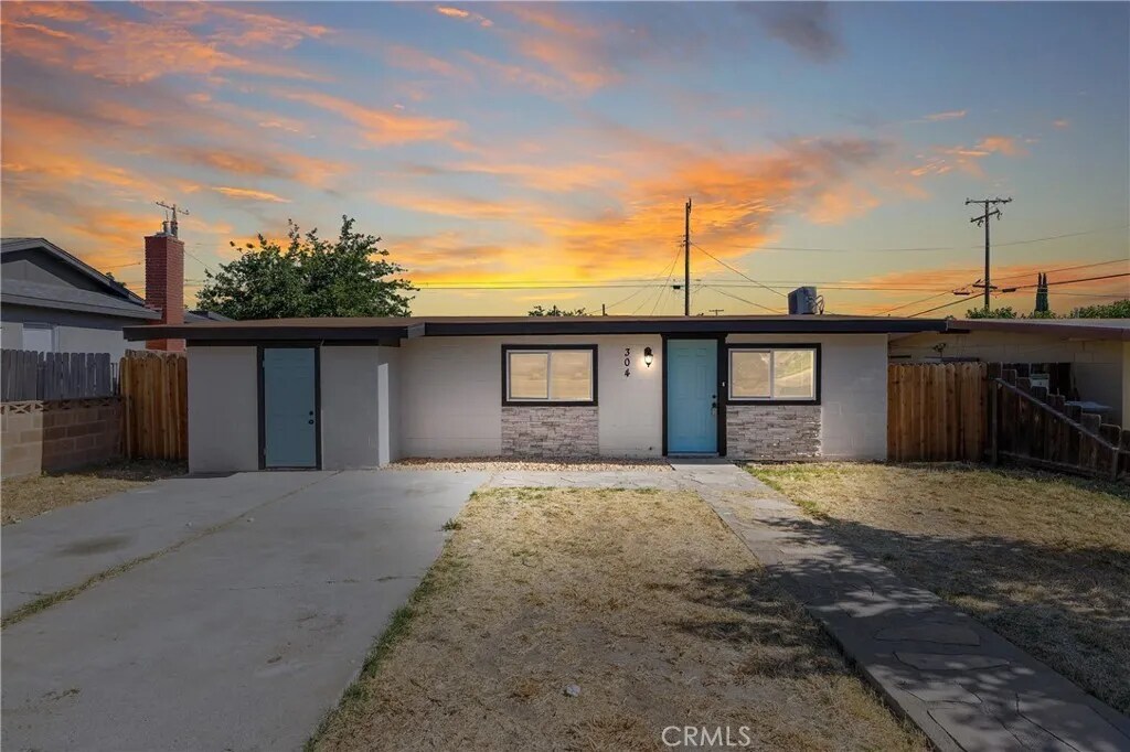304 E Santa Clara St in Avenal, CA - Building Photo