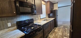 67 Tulip Ln in Belleville, MI - Building Photo