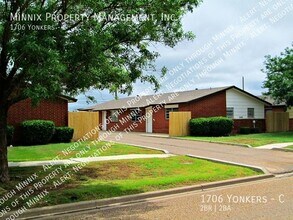 1706 Yonkers St, Unit C in Plainview, TX - Building Photo - Building Photo