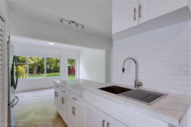 1615 Bay Dr in Miami Beach, FL - Building Photo - Building Photo