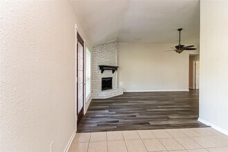 8610 Greenleaf Lake Dr in Houston, TX - Building Photo - Building Photo