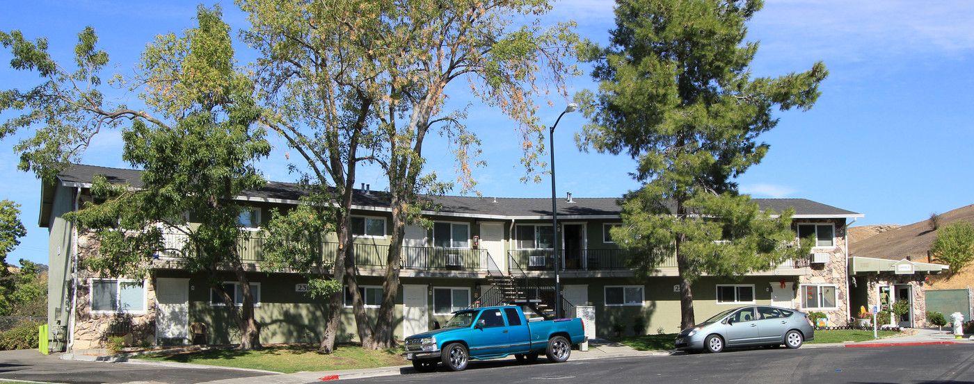 Rocky Hill Apartments in Vacaville, CA - Building Photo