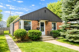 7639 W Lorraine Pl in Milwaukee, WI - Building Photo