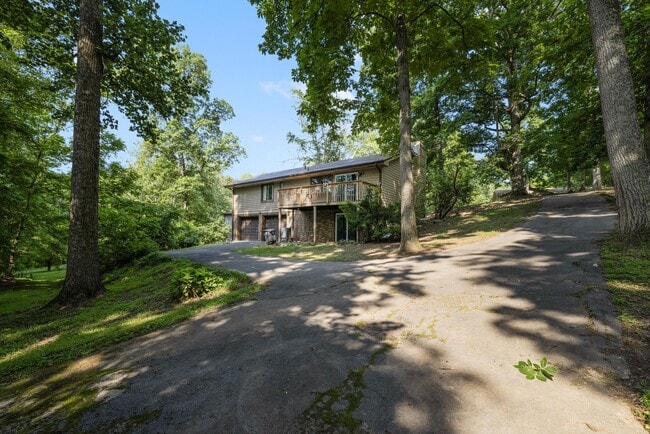 517 Bramblewood Dr in Mount Carmel, TN - Building Photo - Building Photo