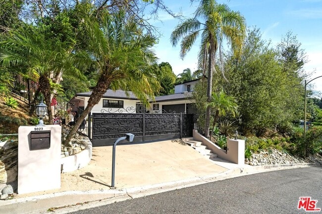 9023 Alto Cedro Dr in Beverly Hills, CA - Building Photo - Building Photo