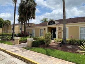 977 Riverside Dr in Coral Springs, FL - Building Photo - Building Photo