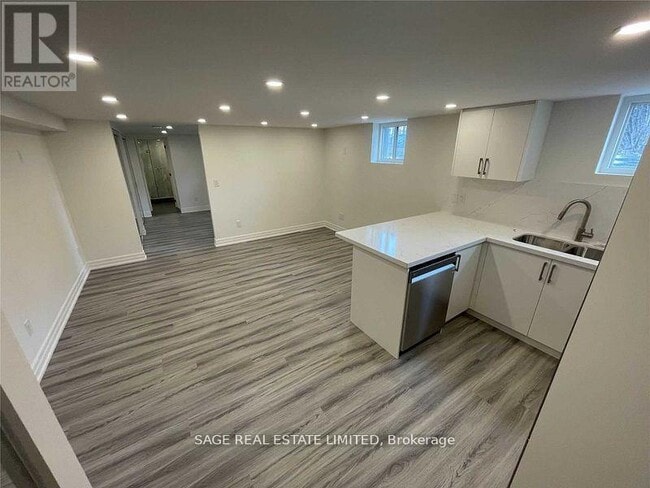 1084 Avenue Rd in Toronto, ON - Building Photo - Building Photo