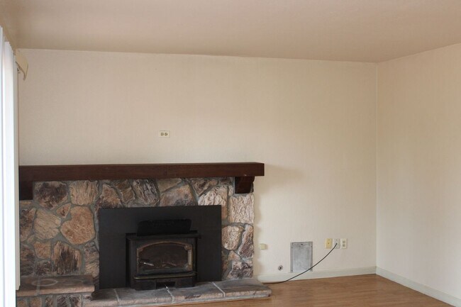 4999 Fern Pl in Rohnert Park, CA - Foto de edificio - Building Photo