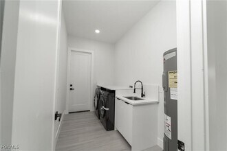 4328 NW 27th Ln in Cape Coral, FL - Foto de edificio - Building Photo