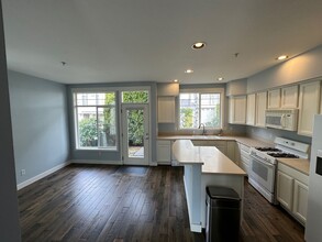 11899 SE 4th Pl in Bellevue, WA - Building Photo - Building Photo