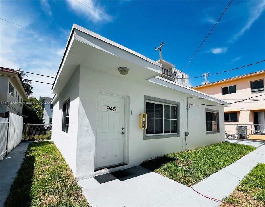 1001 Bay Dr in Miami Beach, FL - Building Photo