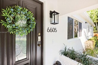 6605 SW 61st St in South Miami, FL - Building Photo - Building Photo