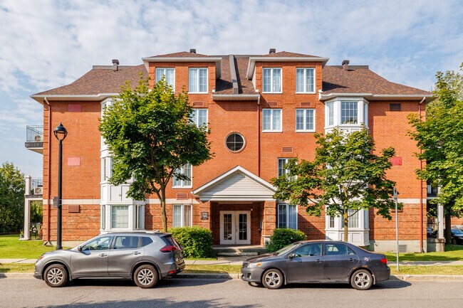 2404 Charles-Darwin Rue in St. Laurent, QC - Building Photo - Building Photo