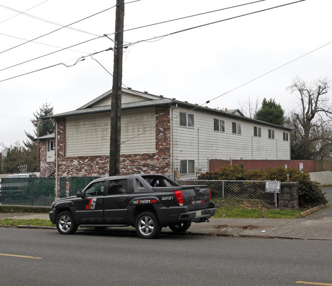 1935 SE Main St in Portland, OR - Building Photo - Building Photo