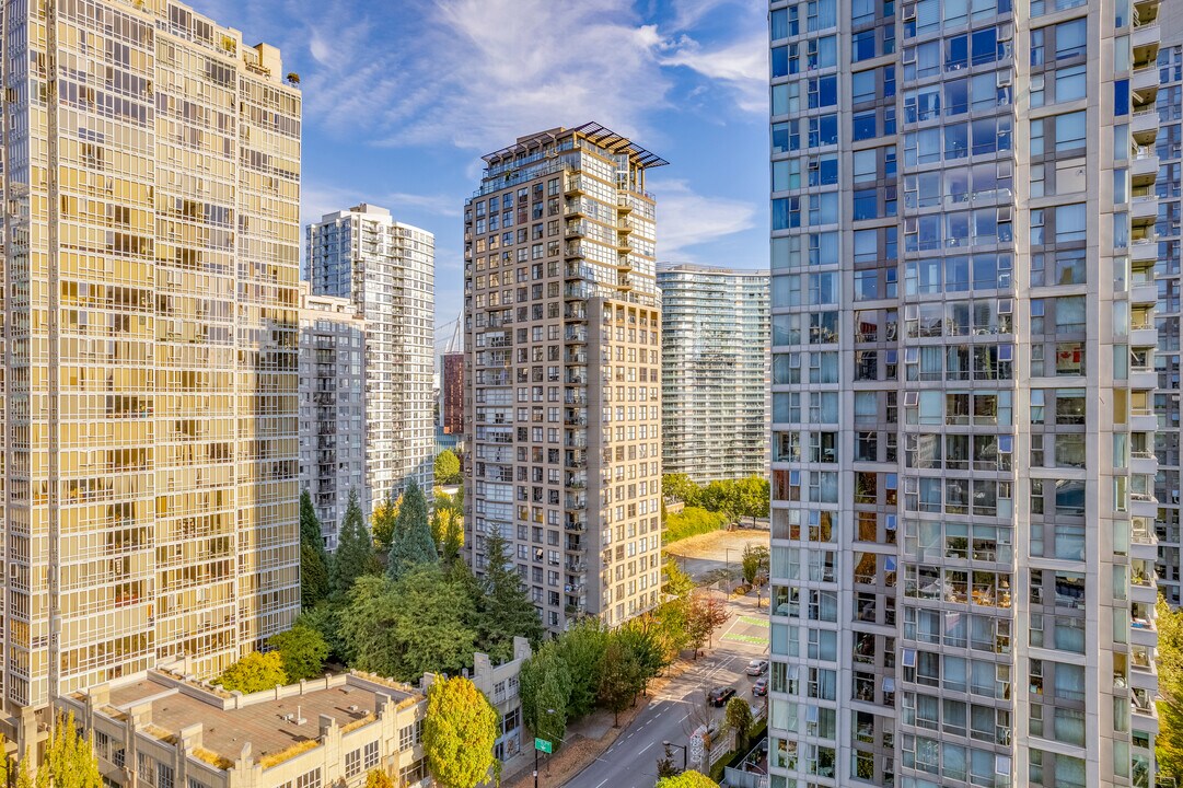 Landmark 33 in Vancouver, BC - Building Photo