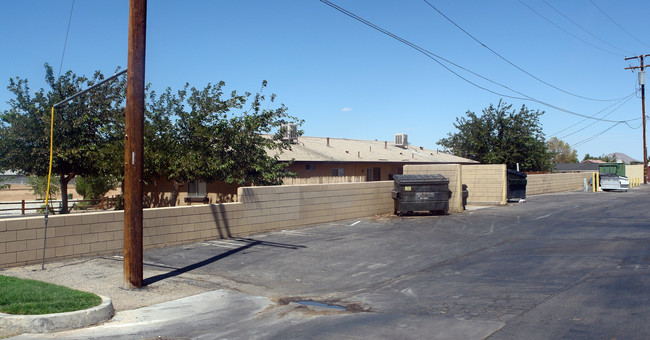 21490 Bear Valley Outer Hwy in Apple Valley, CA - Building Photo - Building Photo