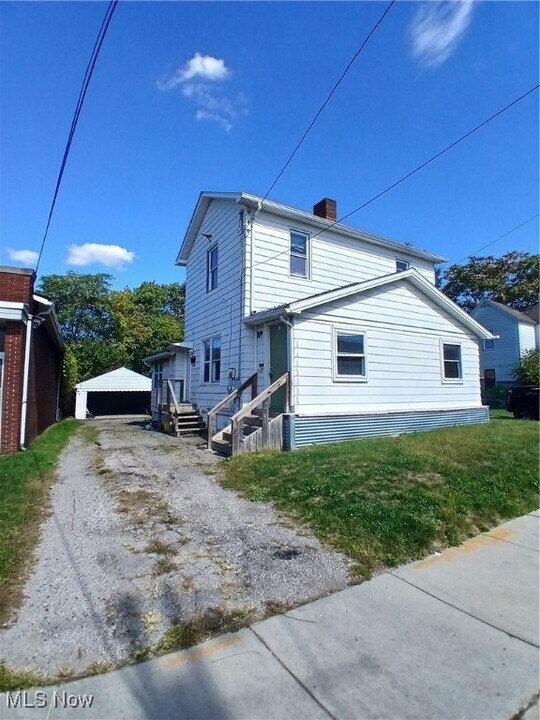 528 E Indianola Ave in Youngstown, OH - Building Photo
