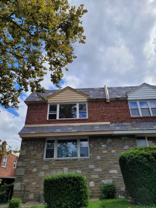906 E Sedgwick St in Philadelphia, PA - Building Photo