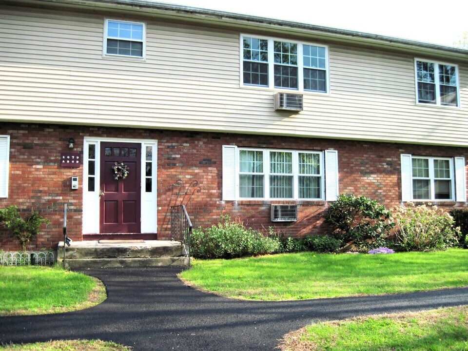 1079 Blue Hills Ave in Bloomfield, CT - Building Photo