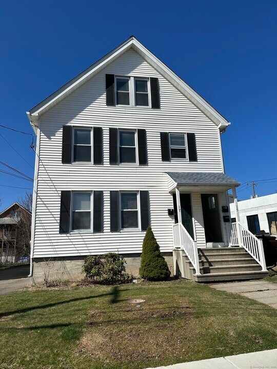 15 Nesbit Ave in West Hartford, CT - Building Photo