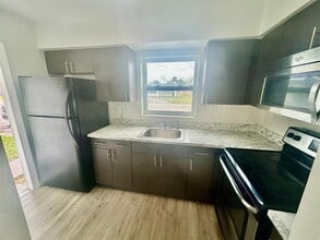 7511 Venetian St in Miramar, FL - Building Photo - Building Photo