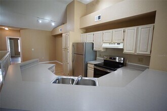 1060 Normandy Trace Rd in Tampa, FL - Building Photo - Building Photo